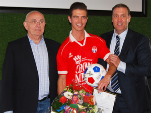 KNVB-voorzitter Michael van Praag reikt eerste Ball Of Respect uit.  -- Ball of Respect is sportief initiatief van Crown Media